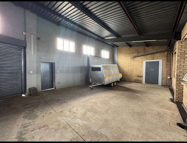 1,200M² WAREHOUSE FOR SALE IN ROODEPOORT CENTRAL
